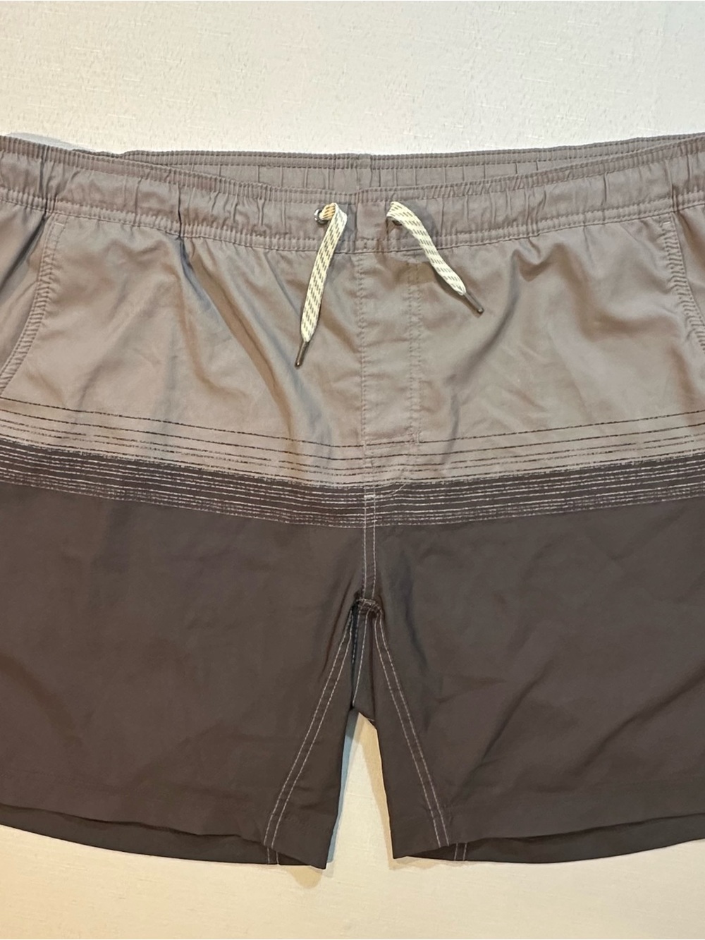 Vuori Men’s XL Gray Colorblock Board Shorts